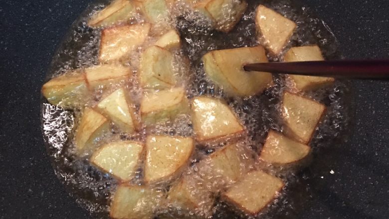 檸汁小排燒土豆,等馬玲薯用筷子可以輕易插過去時，就開大火讓馬玲薯外表成金黃色，