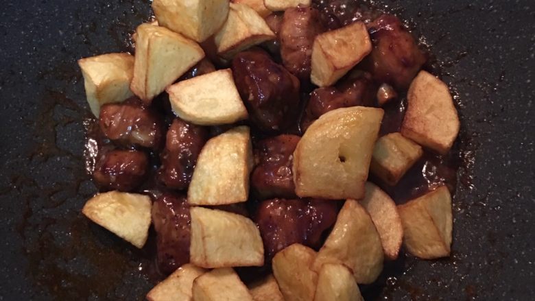 檸汁小排燒土豆,放入馬玲薯。