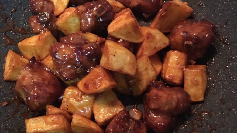 檸汁小排燒土豆,拌勻，便可起鍋。