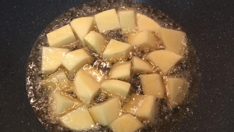 檸汁小排燒土豆,油溫約150度時，馬玲薯下鍋用中火慢煎炸，下鍋後不要一直攪動，要先讓底下那面煎炸定型後再翻面。