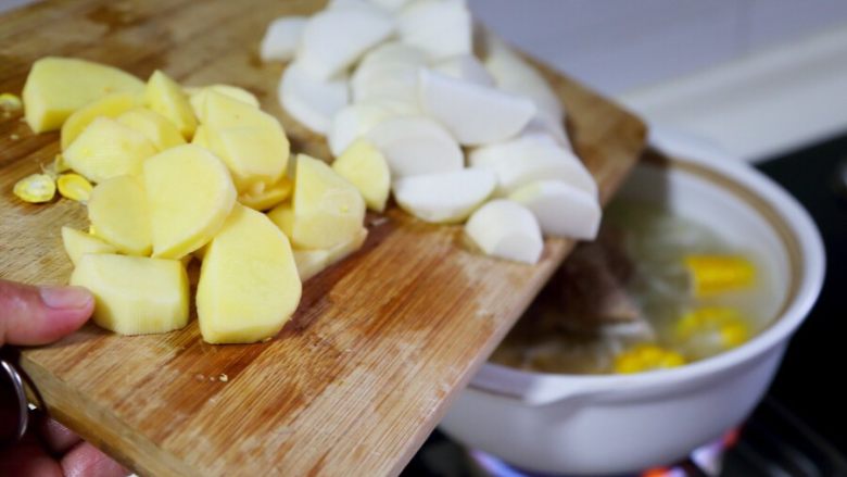 玉米大骨汤,10.用中火烧开3-4分钟后，下萝卜和土豆。