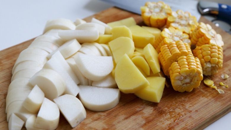 玉米大骨汤,8.将玉米、萝卜和土豆切成大块。
