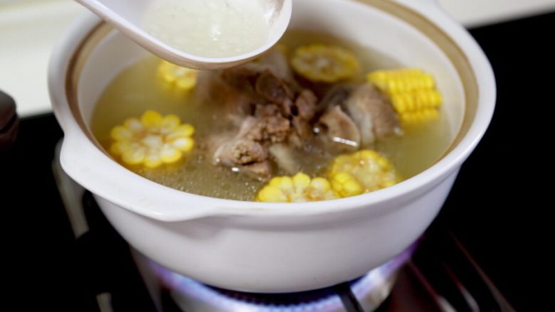 玉米大骨汤,9.取一砂锅，先将难煮的玉米放入，舀半锅汤。
