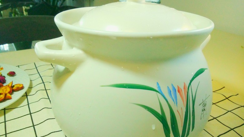 凉夏酸梅汤,准备一口砂锅，不要用铁锅或者铝锅，酸梅汤的酸性会腐蚀出有害物质。