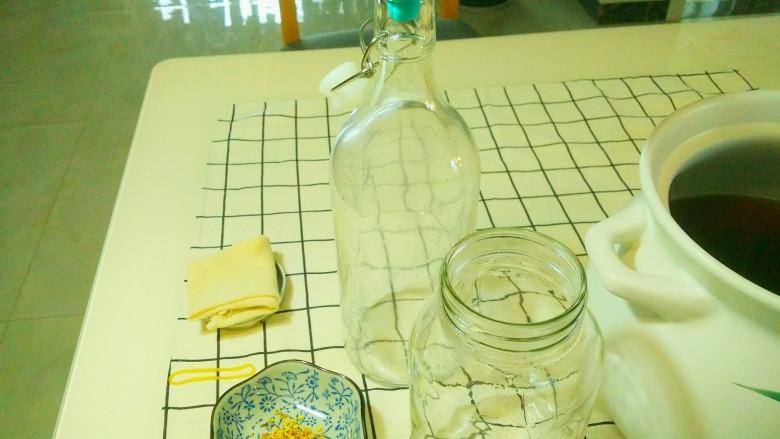 凉夏酸梅汤,准备玻璃瓶，和一张过滤布，一个皮筋。