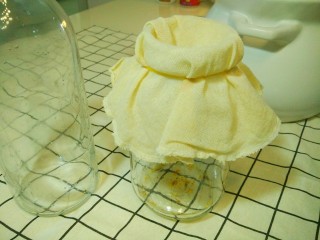 凉夏酸梅汤,玻璃瓶子里放入干桂花，用皮筋固定过滤布。