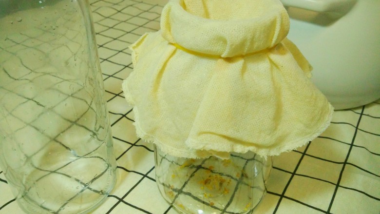 凉夏酸梅汤,玻璃瓶子里放入干桂花，用皮筋固定过滤布。