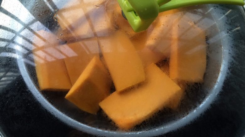 南瓜蜜豆肉松包,锅中放入适量的水，放入南瓜大火蒸至熟透，取出放凉。