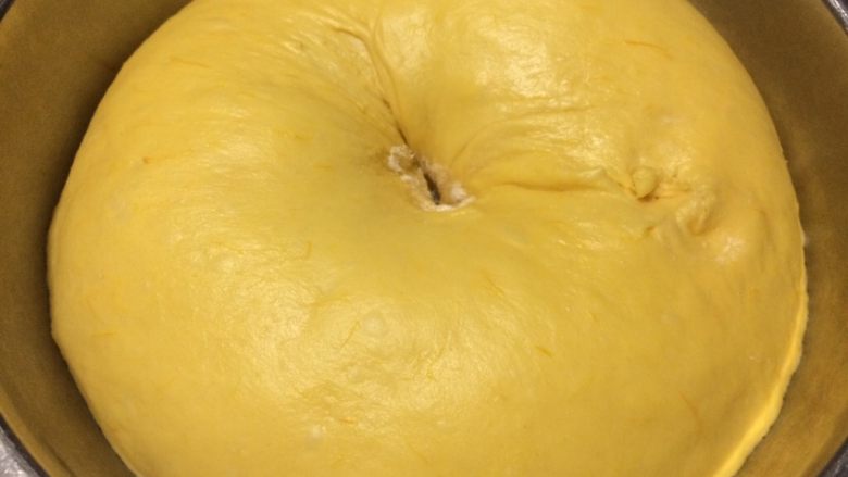 南瓜蜜豆肉松包,面团发酵完毕，看面团有没有一发到位，用手按压一个孔，面团不回缩表示发酵完毕。