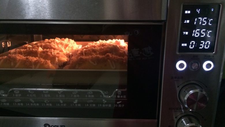 南瓜蜜豆肉松包,烤箱预热10分钟，上火175度，下火165度，中层，时间30分钟。