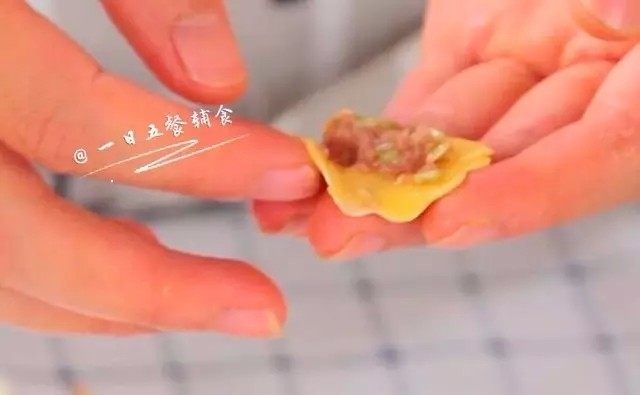 迷你蛋饺,取一张蛋皮，挖一点牛肉馅在蛋皮上，对折一下，利用肉馅的粘性粘合起来。厚的蛋皮是粘不起来的。