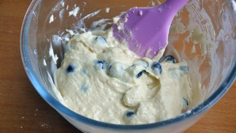 蓝莓爆浆麦芬蛋糕,将面糊拌匀。