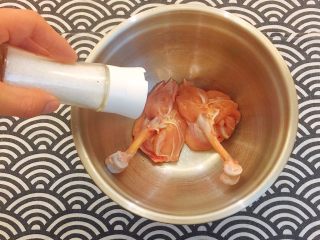 二次元美食｜顶级吃货“海贼王”路飞最爱的骨棒肉,将剪好的鸡腿加入适量盐；
