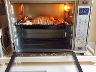 二次元美食｜顶级吃货“海贼王”路飞最爱的骨棒肉,烤箱预热230度，放入烤盘230度正面烤15min，反面再烤15min，就可以出炉了；