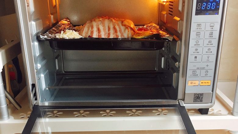 二次元美食｜顶级吃货“海贼王”路飞最爱的骨棒肉,烤箱预热230度，放入烤盘230度正面烤15min，反面再烤15min，就可以出炉了；