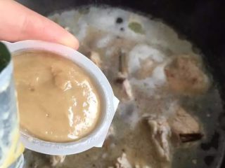 【排骨炖藕】滋补润燥,放入浓汤宝炆炖调料，这个是让藕汤鲜美的小窍门哦