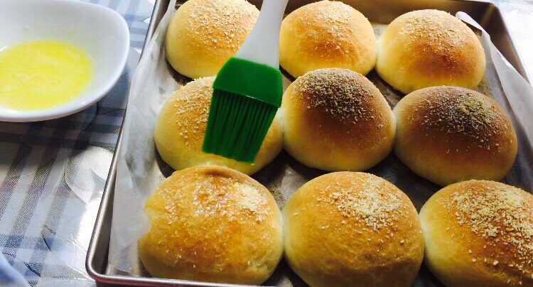 椰蓉面包,出炉后再次刷上油液，使面包表皮回软，也可使糖粉，椰蓉挥发更多香味！