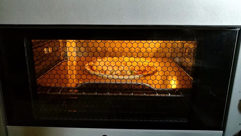 培根薯角薄底披萨,放入预热好的烤箱150度烤25分钟左右。