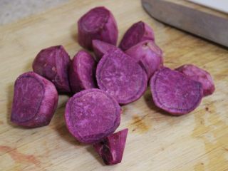 紫薯布朗尼,切成小块儿（越小，烤的时间就越短）