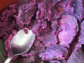 紫薯布朗尼,用一个勺子把它捏成泥