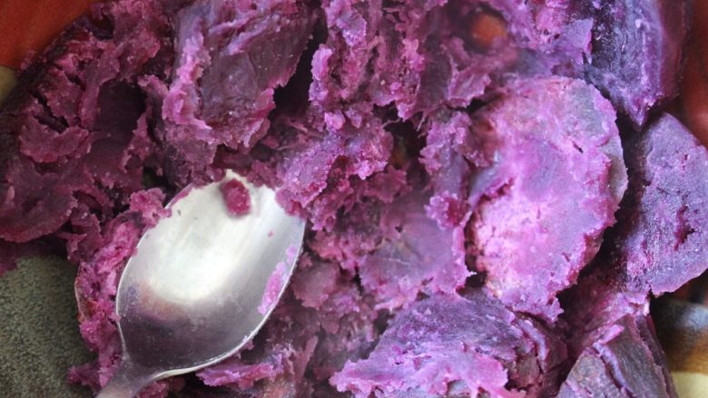 紫薯布朗尼,用一个勺子把它捏成泥