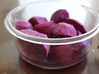 紫薯布朗尼,放到一个可以放烤箱里的餐盒或膜，加点水，要至少把1/4的紫薯给盖住