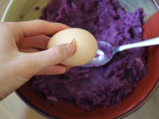 紫薯布朗尼,加鸡蛋让后搅拌均匀
