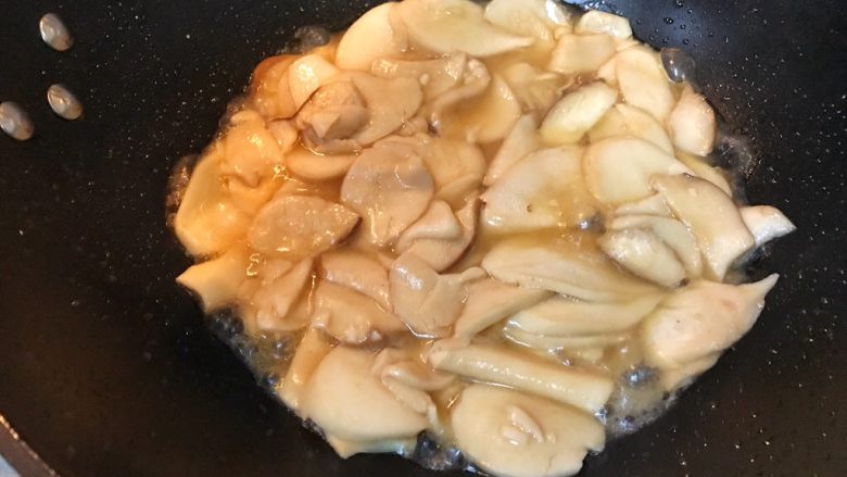 超满足便当（18）,翻炒 杏鲍菇因为泡过水 会煮出水 所以只放了一次油就是炒鸡肉的时候 可以少放一点