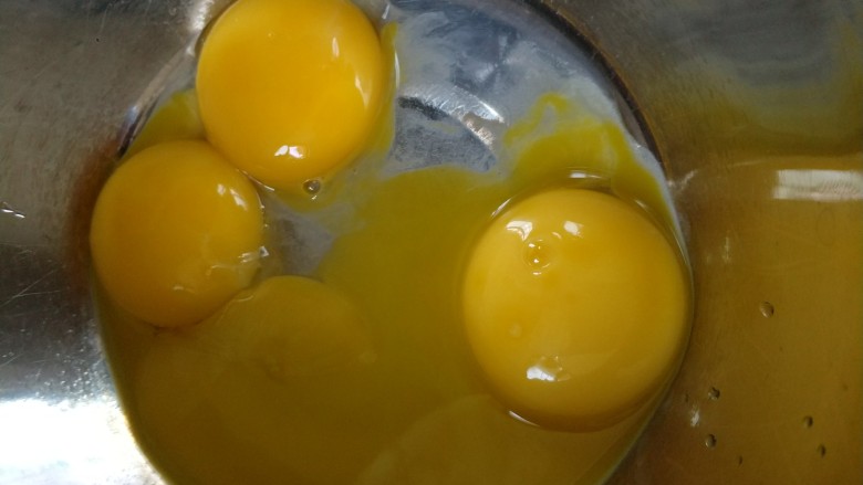 小四卷,蛋黄装在另一个盆子里