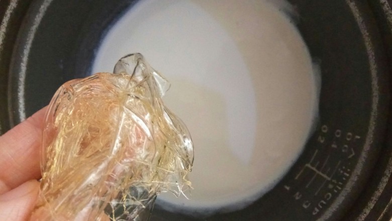 巧克力慕斯岛,将泡软的吉利丁片放入牛奶中，趁热搅拌均匀至融化。