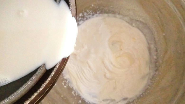巧克力慕斯岛,将蜂蜜牛奶液倒入淡奶油中，搅拌均匀。
