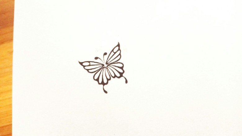 巧克力慕斯岛,然后来做蝴蝶。找一个蝴蝶的图片，打印出来自己喜欢的大小即可。