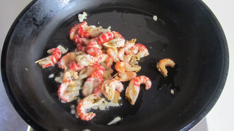 小龙虾盖浇饭,放入小龙虾肉进去翻炒一下；