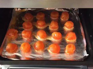 超详细版酥香可口的蛋黄酥,烤箱预热好180度烤5分钟微流油即可，如果觉得麻烦的亲们可以省略浸泡和烘烤的步骤哦！