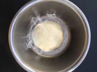 超详细版酥香可口的蛋黄酥,制作油皮：将油皮的材料混合揉至光滑的面团盖上保鲜膜醒20分钟