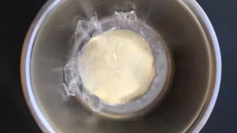 超详细版酥香可口的蛋黄酥,制作油皮：将油皮的材料混合揉至光滑的面团盖上保鲜膜醒20分钟