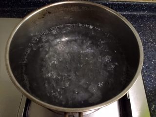 翡翠卷,锅里水烧开