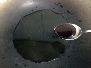 翡翠卷,锅洗干净，把盘子里的水倒在锅里，煮沸加小半勺蚝油。