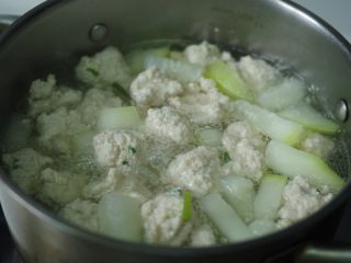 肉丸瓠子汤,之后转小火再炖十五分钟，瓠子熟了即可，不要炖太久，瓠子很容易炖烂。