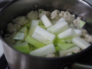 肉丸瓠子汤,切块加入锅中，继续大火烧开，猪肉比较瘦可以加少许油。