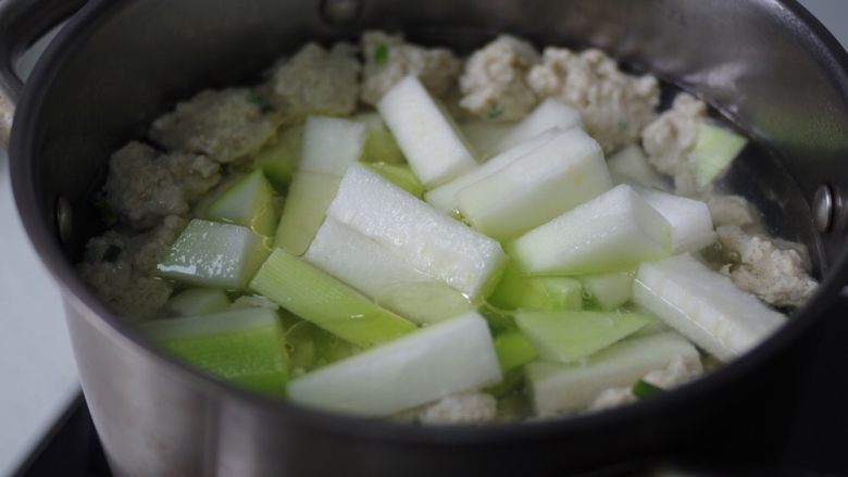 肉丸瓠子汤,切块加入锅中，继续大火烧开，猪肉比较瘦可以加少许油。
