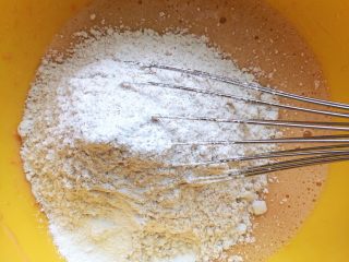 健康粗粮红薯蛋糕,倒入酸奶、全麦面粉、泡打粉、小苏打粉，用硅胶刮刀搅拌均匀。