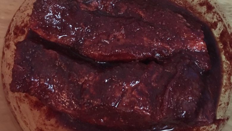 红糟肉,将肉放入酱汁中均匀裹好，便可密封放入冷藏过夜。