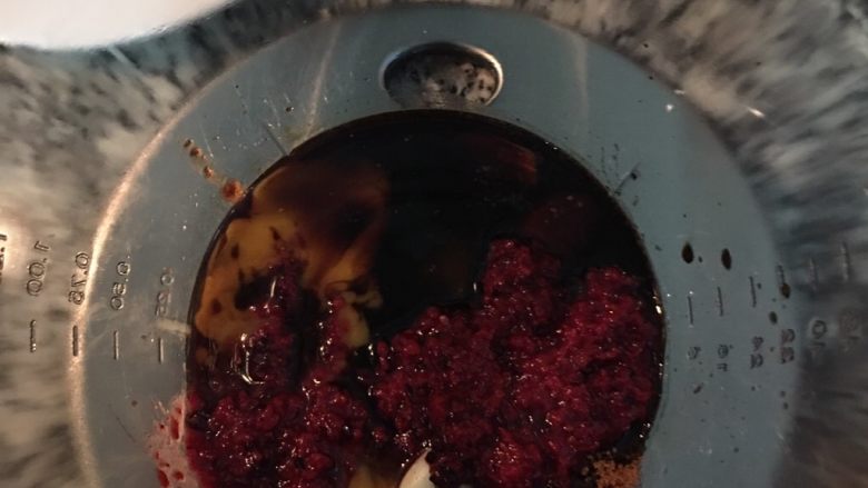 红糟肉,如有果汁机可以将所有材料放入打匀，如没有则可将蒜压泥后与其它调味料混匀备用。