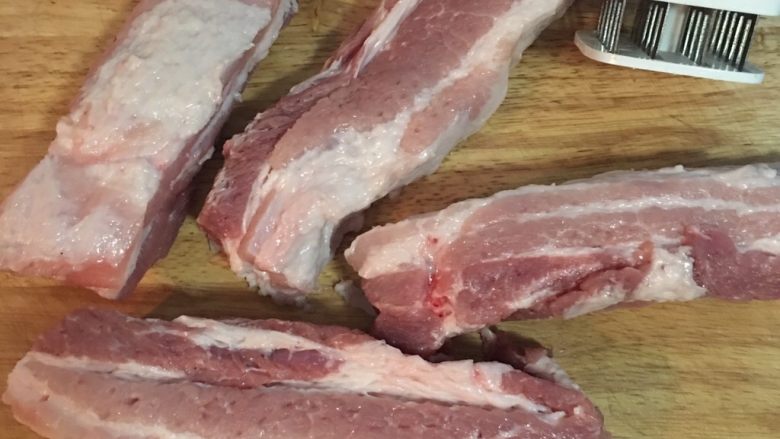 红糟肉,将肉切成适当的长度，并用手上可用的任内工具在肉上刺些孔，方便腌制入味。