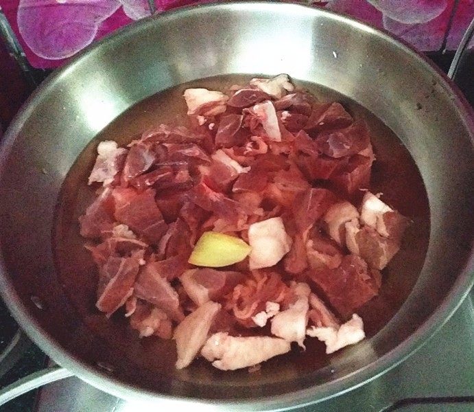番茄羊肉汤,与姜片一起冷水入锅，加盖大火煮沸