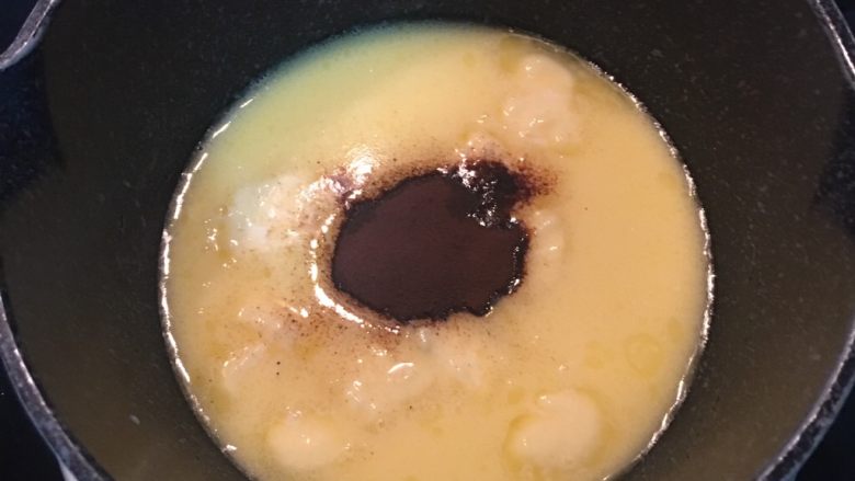 摩卡咖啡戚风蛋糕卷,接着混入即溶黑咖啡粉，