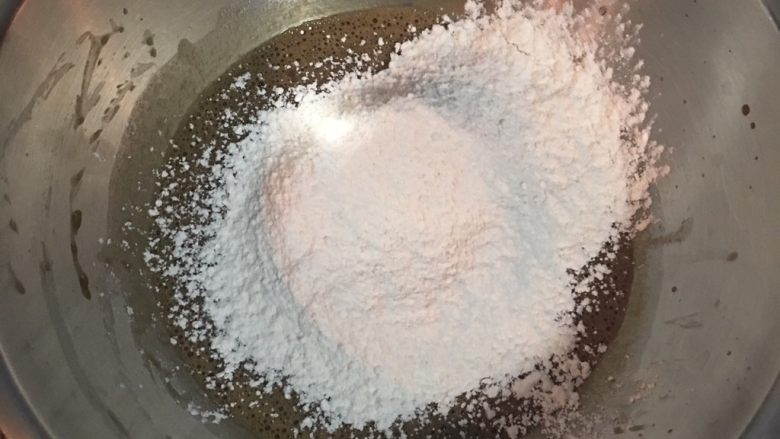 摩卡咖啡戚风蛋糕卷,接着筛入面粉，