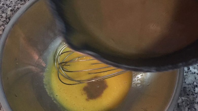摩卡咖啡戚风蛋糕卷,蛋黄先打散，边搅拌蛋黄边倒入咖啡牛奶混合液，