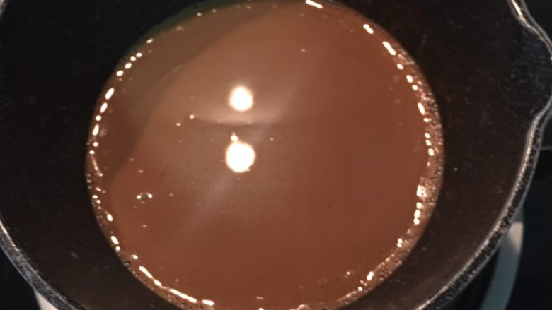 摩卡咖啡戚风蛋糕卷,并继续加热到锅边起小泡泡即可；